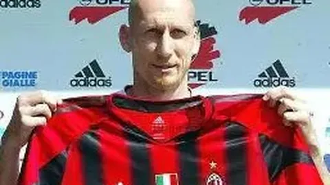 南部战区针对菲律宾飞机违规侵领空事件：实施全程监控并发出警告令其退离